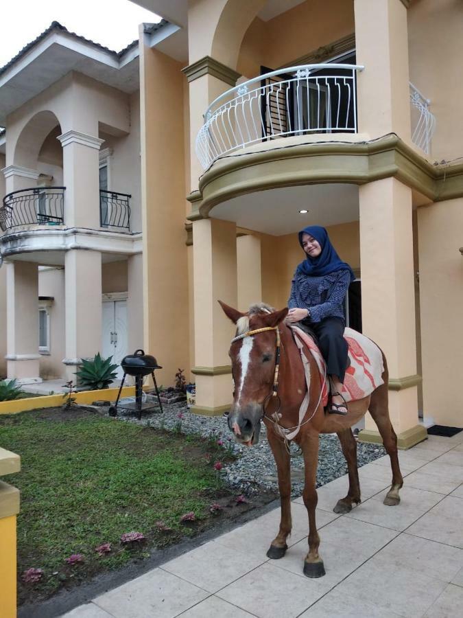 Villa Brastagi Resort Jalan Mimpin Tua Blok C No. 41 ブラスタギ エクステリア 写真